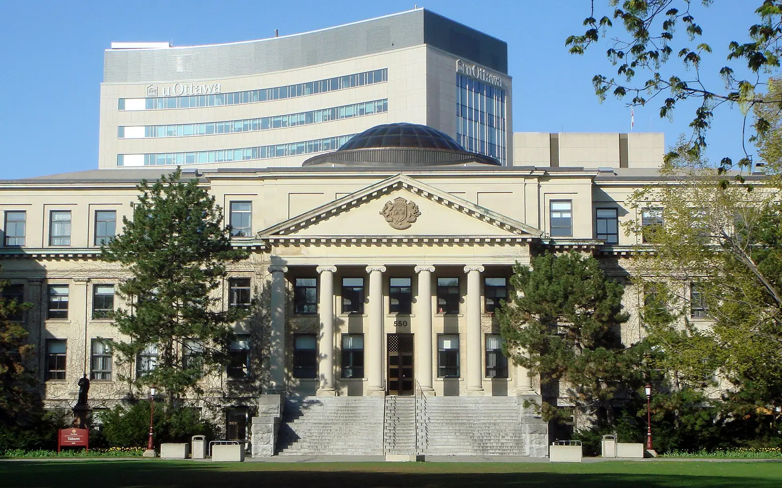 Photo of Tabaret Hall with the Desmarais Building in the background, on the University of Ottawa campus