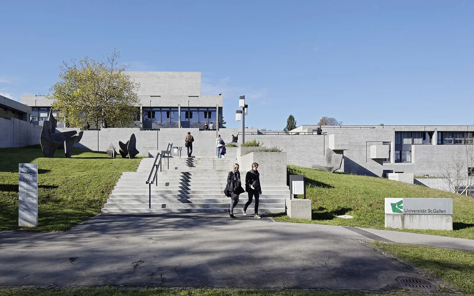Ansichten Hauptgebäude nach der Sanierung 2010: Aussentreppen zum Hauptgebäude, auf der Grünfläche die Penalba Plastiken (Oktober 2010)