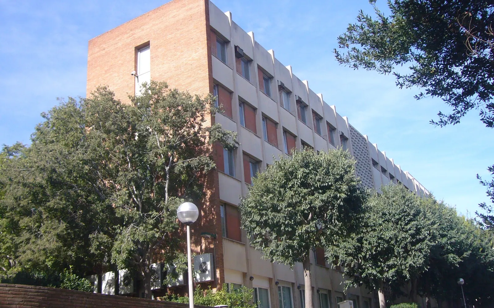 ESADE edifici 1 vist des del carrer cavallers