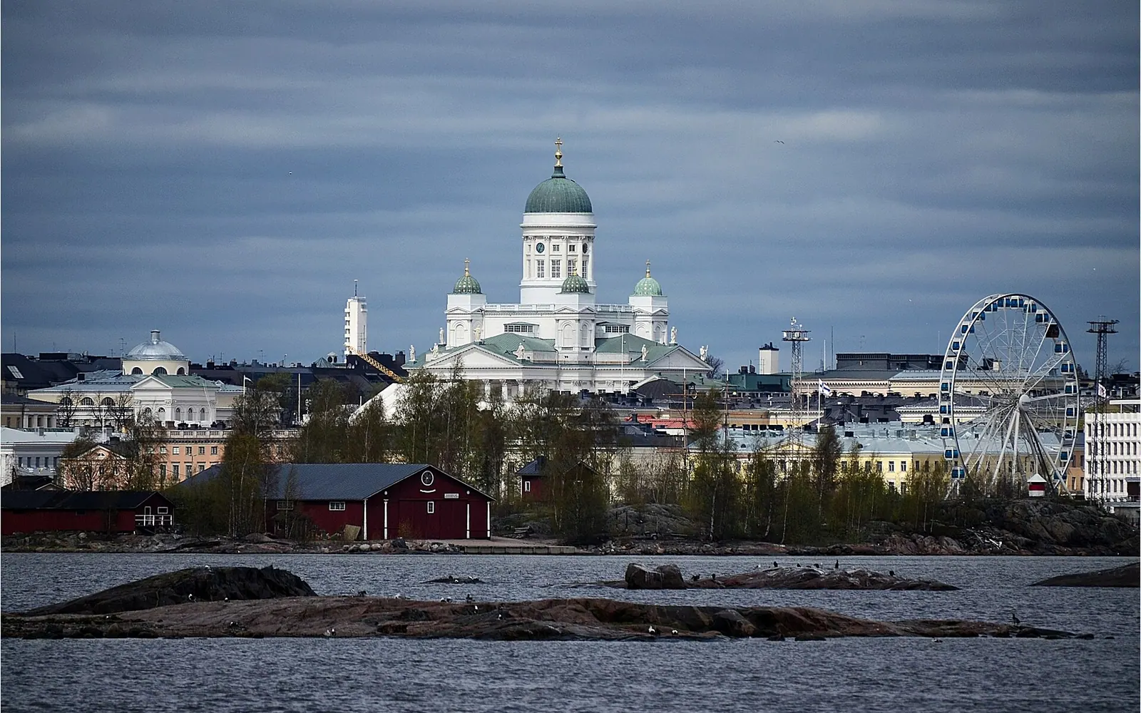 This is a photo of a monument in Finland identified by the ID 'Tuomiokirkko' (Q98446677)