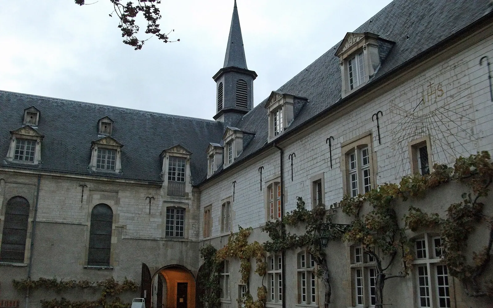Cour et Cadran solaire de l'ancient collège des Jésuites.
