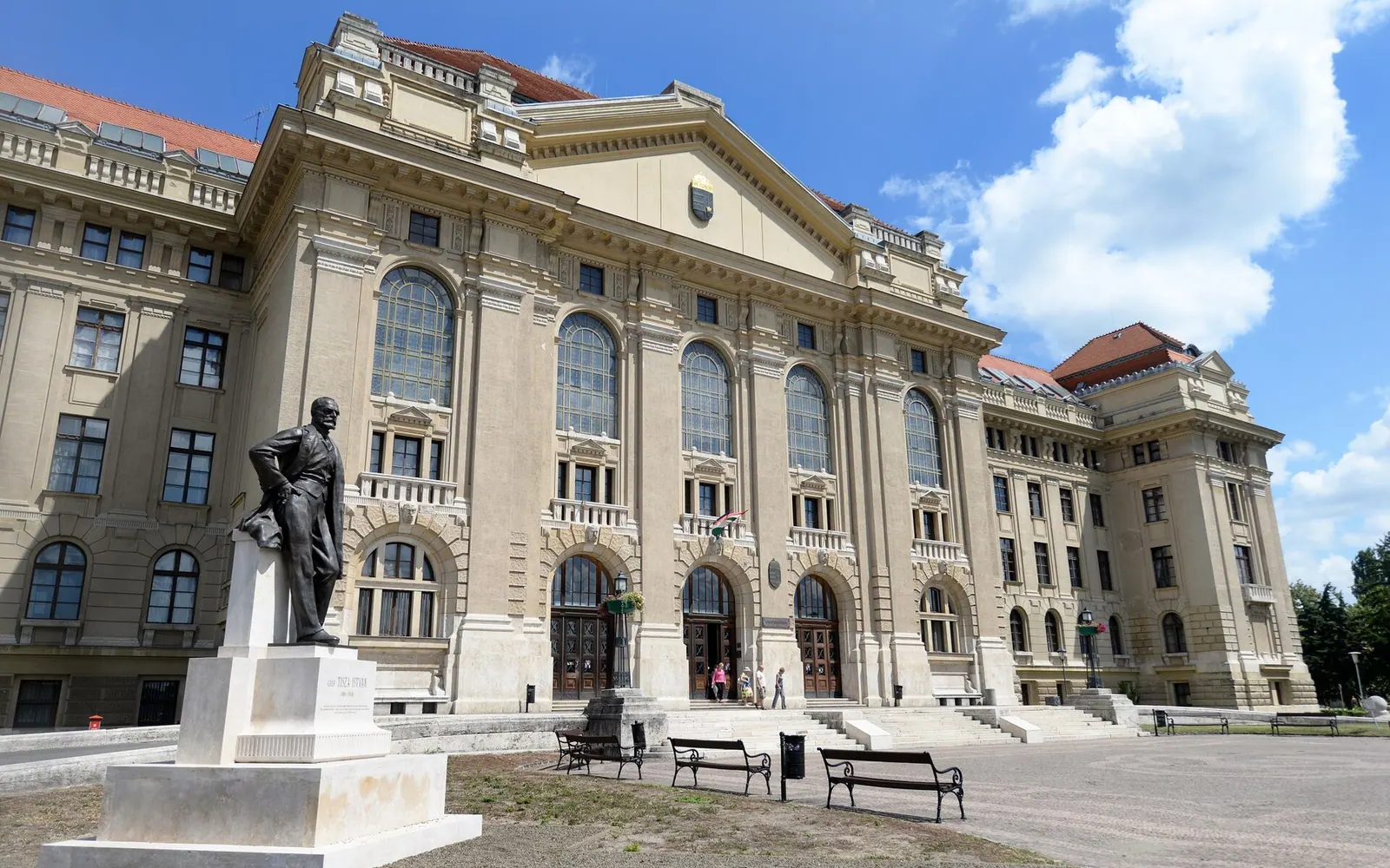 A Debreceni Egyetem Főépülete (Fotó: Bódi Sándor) Debrecen, Egyetem tér 1, Itt van a Országos Idegenrendészeti Főigazgatóság Észak-alföldi Regiónális Igazgatóság, 'Debrecen - Egyetem kihelyezett ügyfélfogadás' iroda [1]