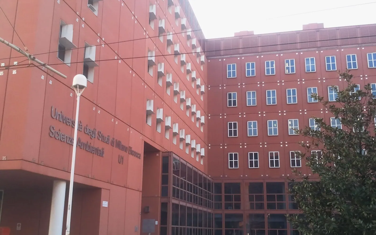 Edificio U1 dell'università Milano-Bicocca visto da piazza della Scienza, Milano.