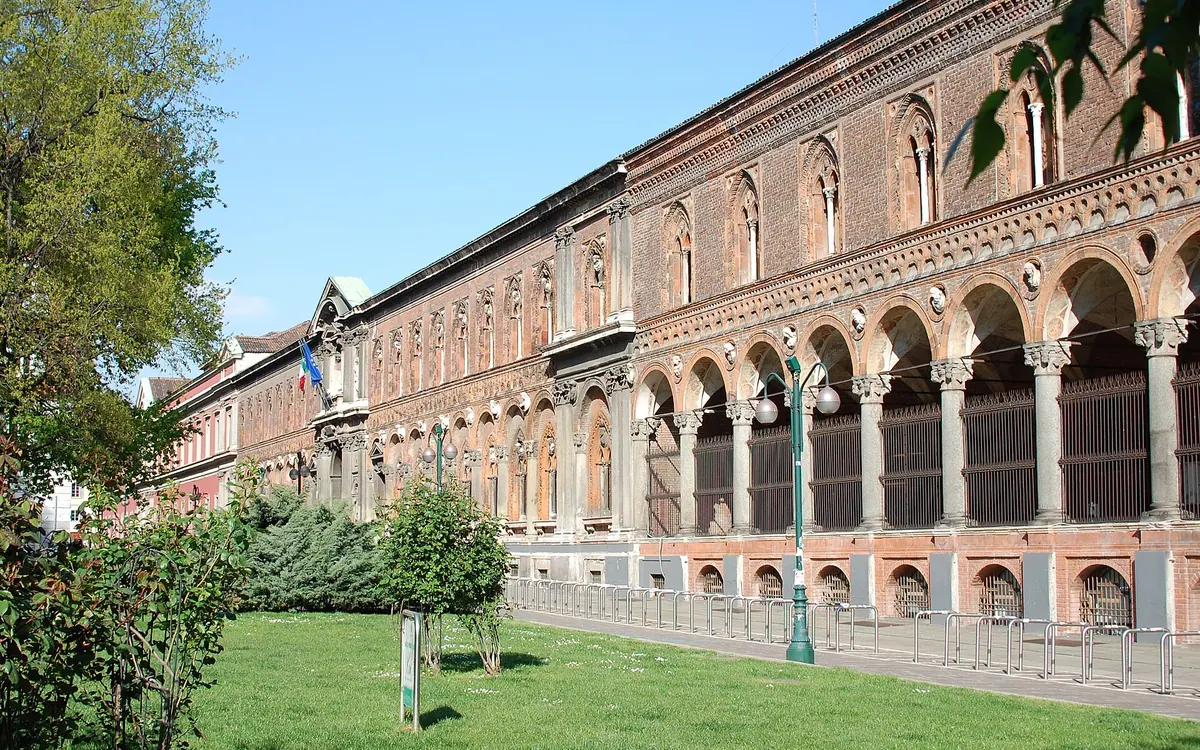 Facciata della sede dell' Università Statale di Milano in via Festa del Perdono, vista dal giardino di largo Richini.