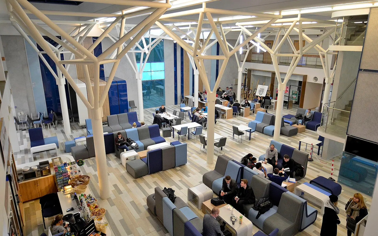 Atrium w budynku D Akademii Leona Koźmińskiego