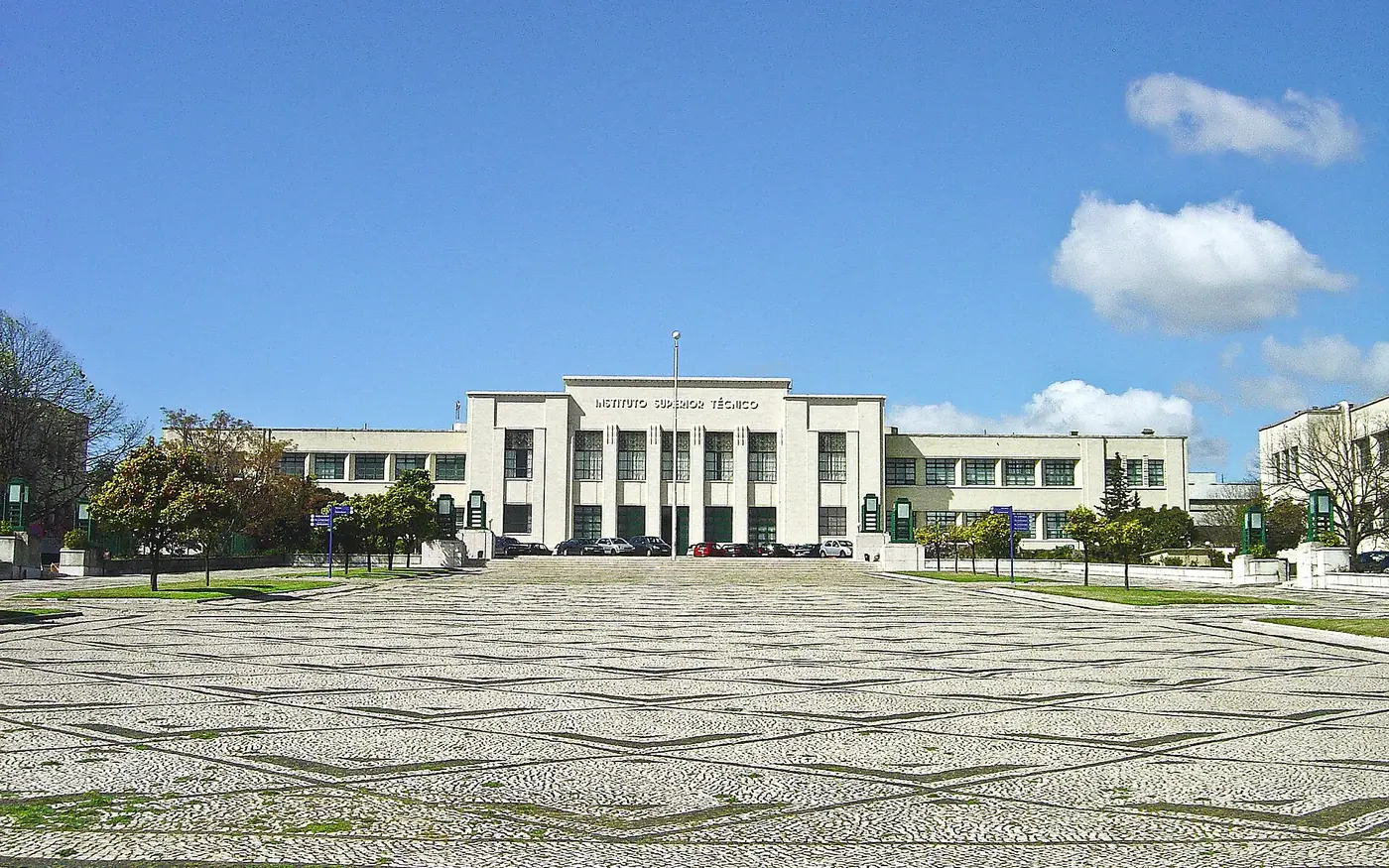 O Novo Instituto iria realizar, pela primeira vez em Portugal, a união harmoniosa da arquitectura com a engenharia. (...) A construção forneceu ainda a oportunidade de testar novos materiais e de experimentar com uma con