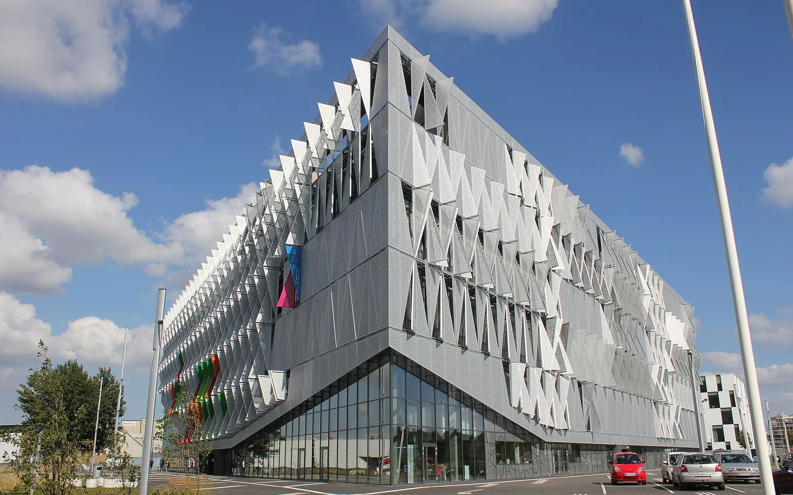 Campus Kolding is a part of Syddansk Universitet (University of Southern Denmark) and is made in 2012-2014. The building has a triangular shape and is designed by Henning Larsen Architects. Students started using it 1. s