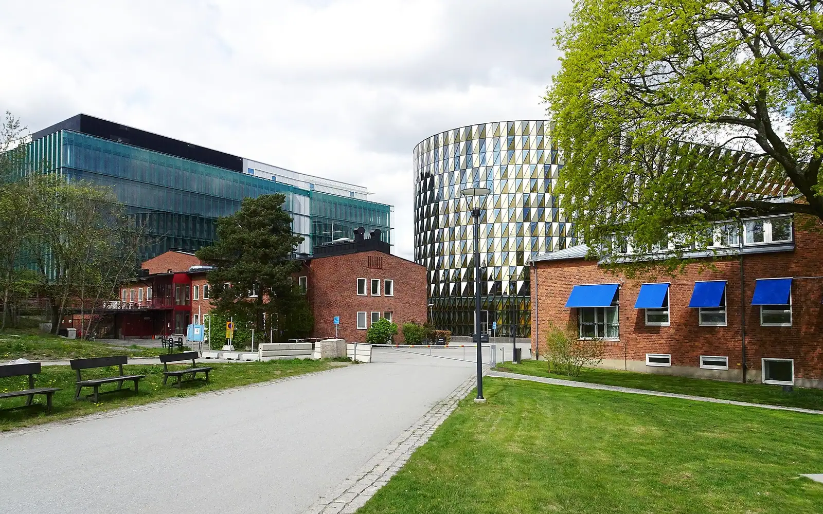 Campus Solna, Nanna Svartz väg, rakt fram Aula Medica, t.v. Biomedicum och framför Medicinska Föreningen, tegelbyggnaderna i förgrunden är ritade av Ture Ryberg