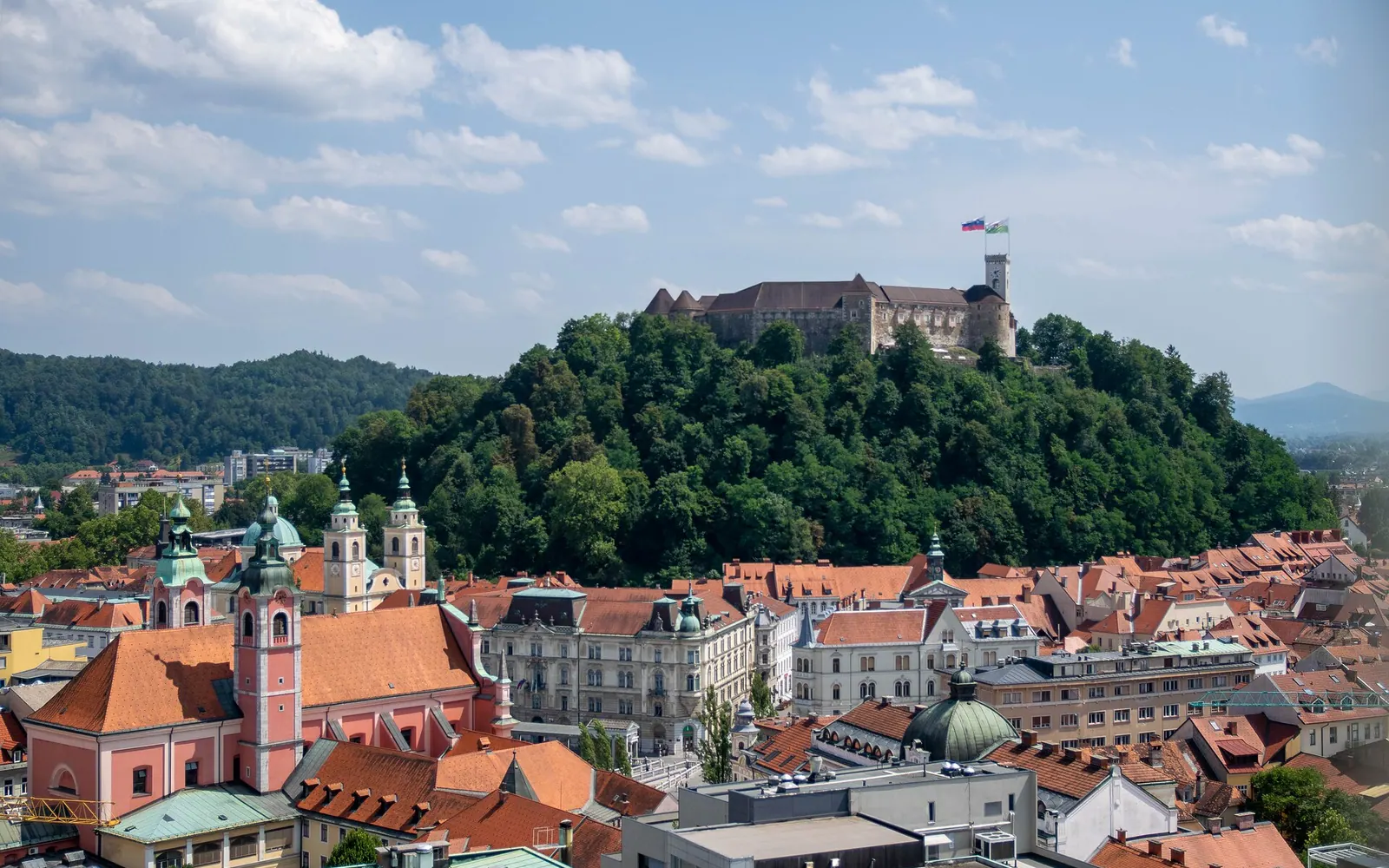 Blick auf die Altstadt von Ljubljana, im Hintergrund die Burg von Ljubljana, auch "Laibacher Schloss" genannt; Laibach ist bzw. war der deutsche Name für die Stadt.