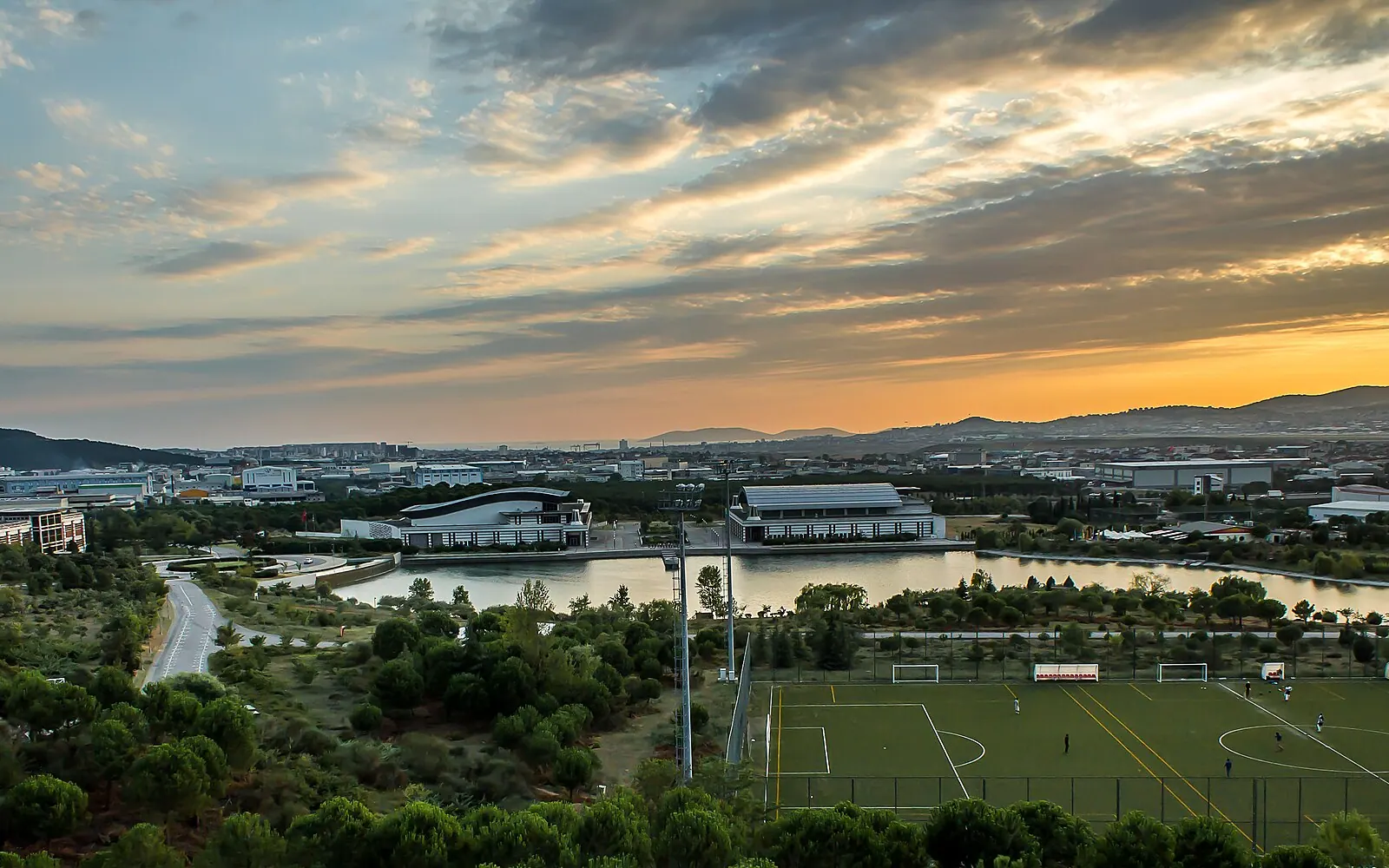 Yurtlardan göl ve futbol sahası manzarası