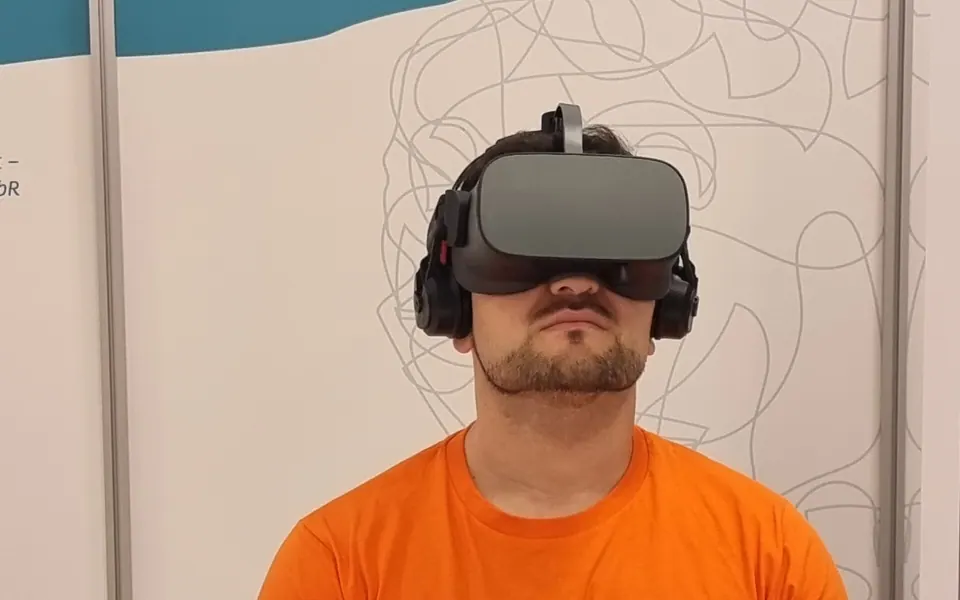Ein Mitarbeiter der KRH Akademie mit einer VR-Brille der Sophienklink Hannover ...