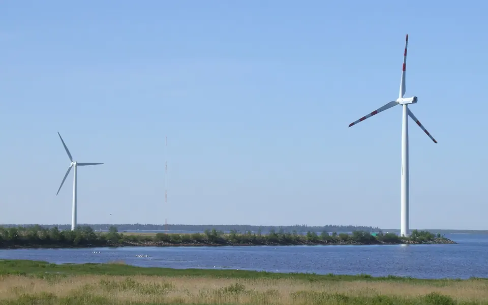 Two wind turbines of the Vihreäsaari wind farm in Oulu.